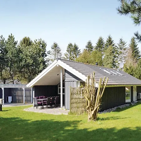 Three-bedroom Holiday Graested With A Fireplace 01